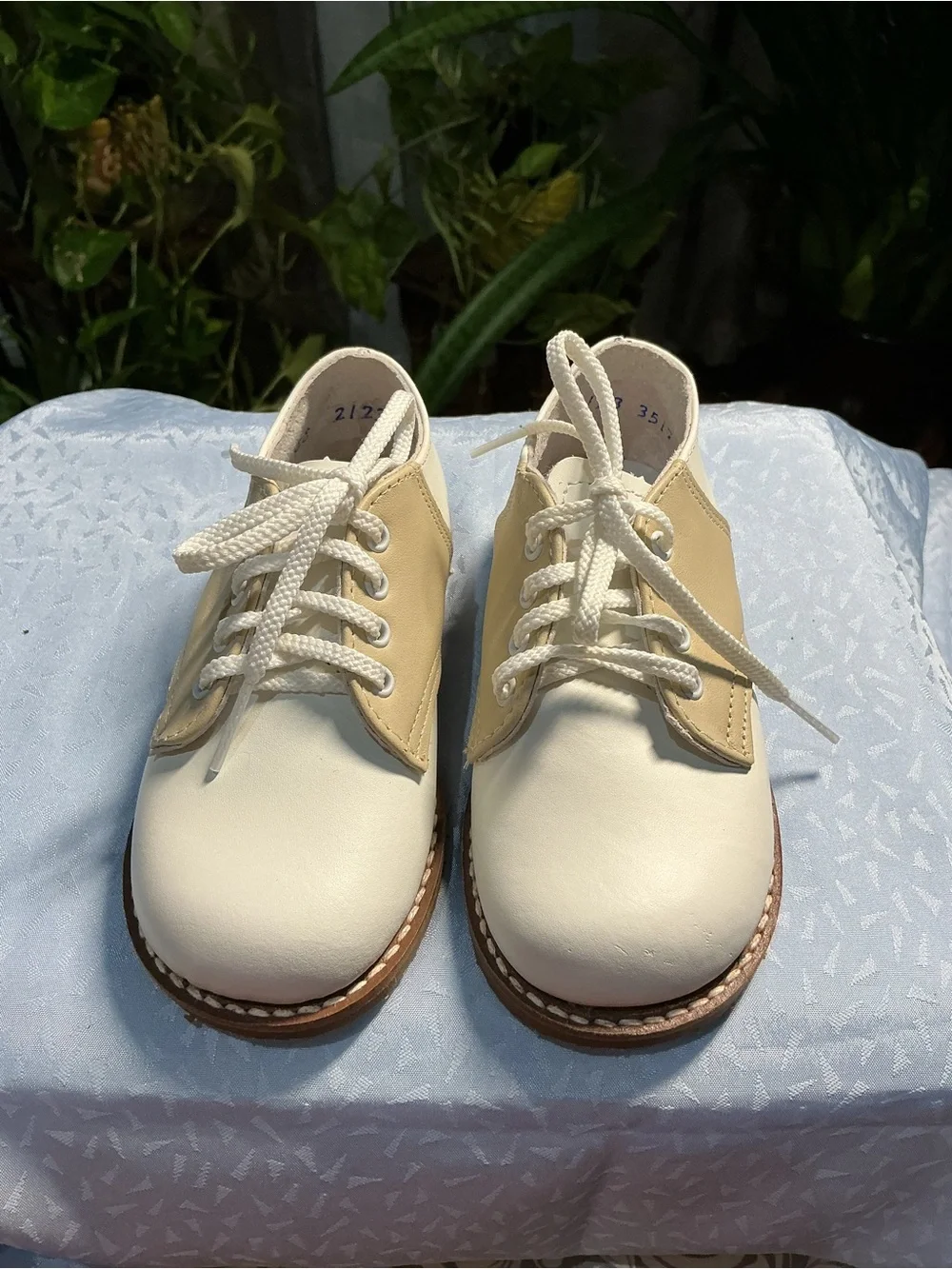 Classic Kids Two-Tone leather Lace-Up Dress Shoes in Cream and Tan